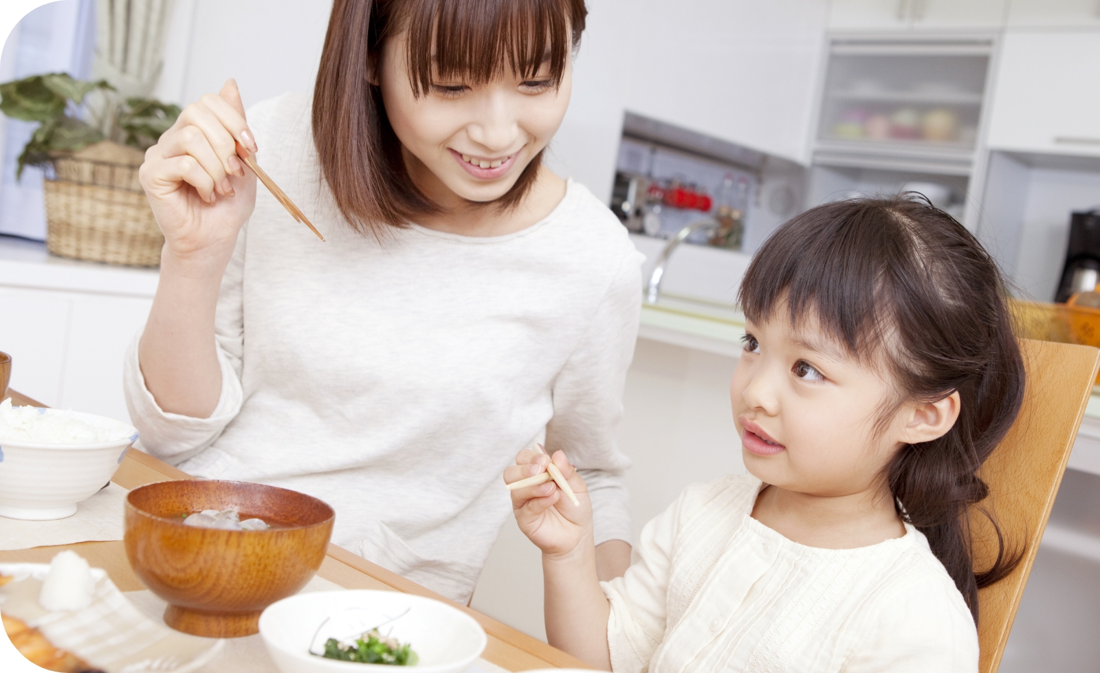 親子の食事イメージ